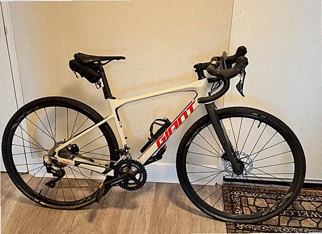 2022 Giant Revolt Advanced 2, Size M, Excellent Condition